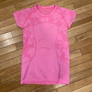 Women’s Lululemon athletic short sleeve tee top
